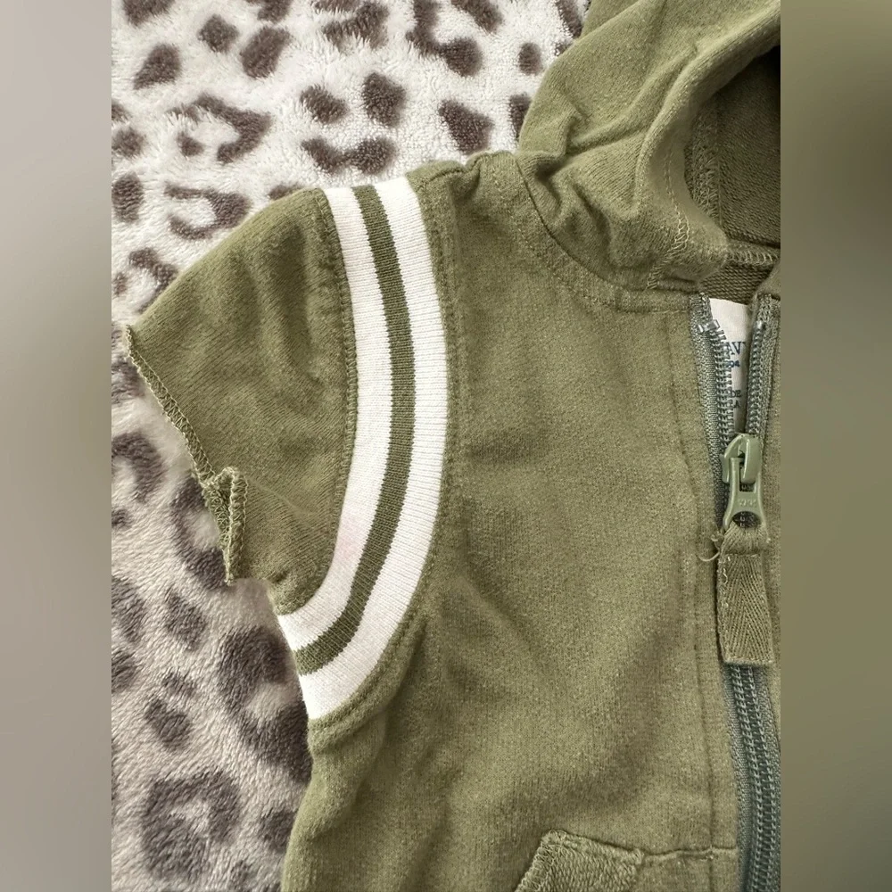 2007 NWOT Old Navy Short Sleeve Hooded Full Zip Top in Green Size 12-18 Months